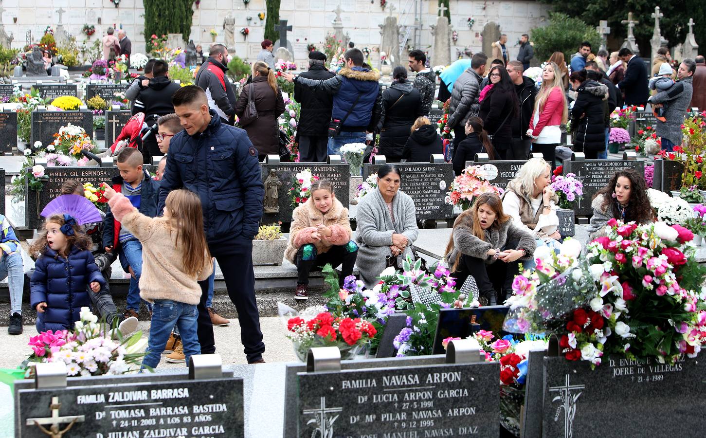 El cementerio de Logroño vivió una poco habitual abundante asistencia en el día de todos los santos 