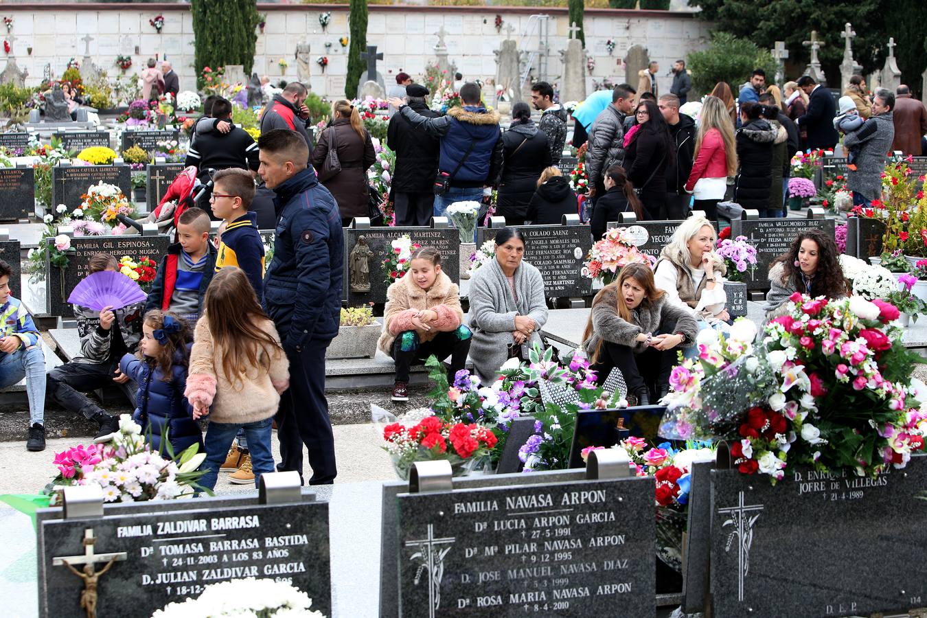 El cementerio de Logroño vivió una poco habitual abundante asistencia en el día de todos los santos 