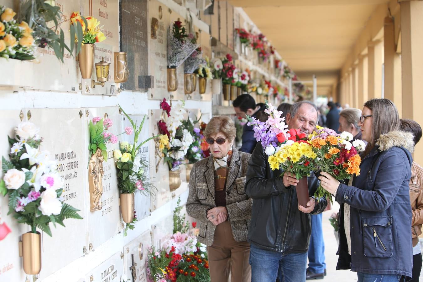 El cementerio de Logroño vivió una poco habitual abundante asistencia en el día de todos los santos 