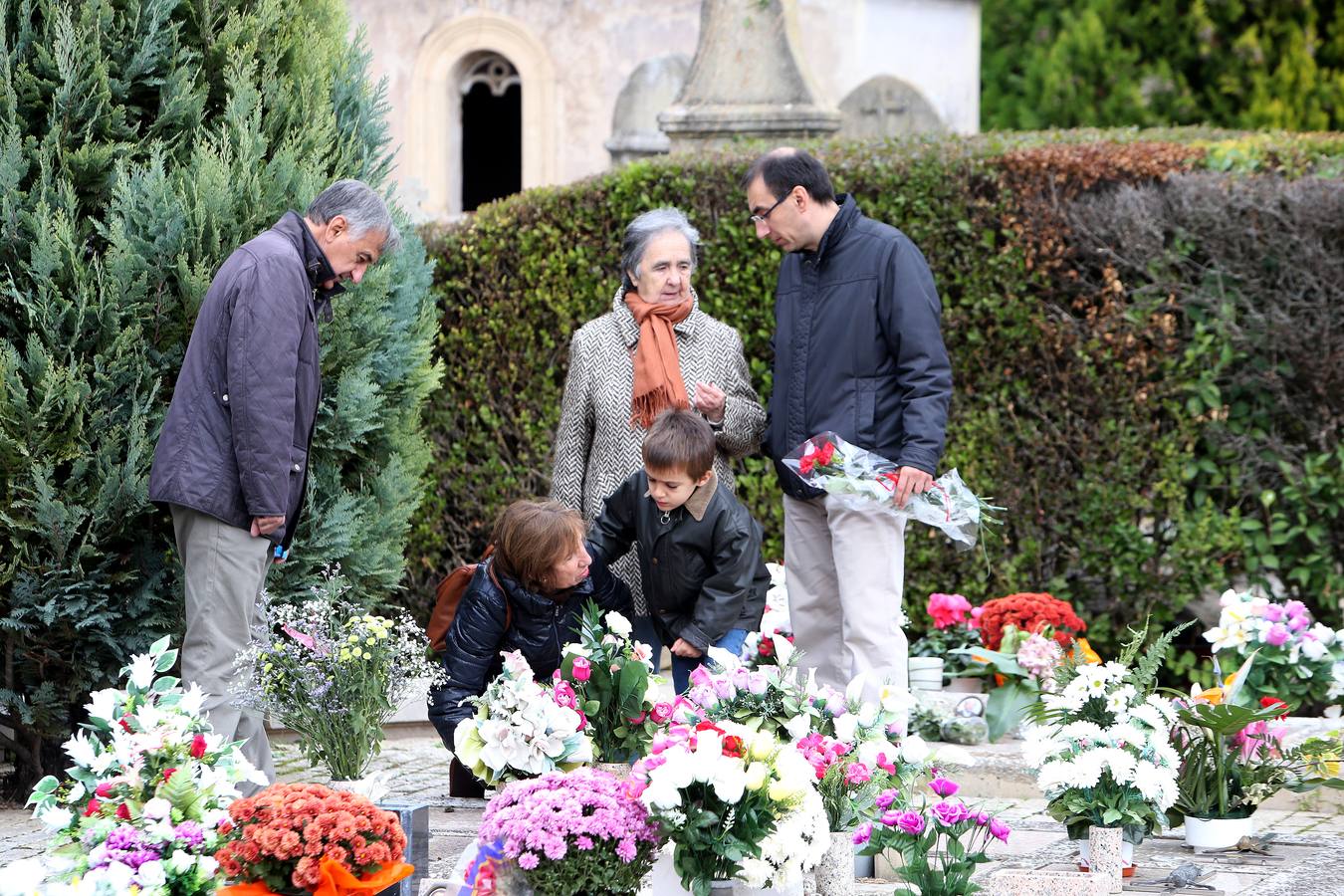 El cementerio de Logroño vivió una poco habitual abundante asistencia en el día de todos los santos 