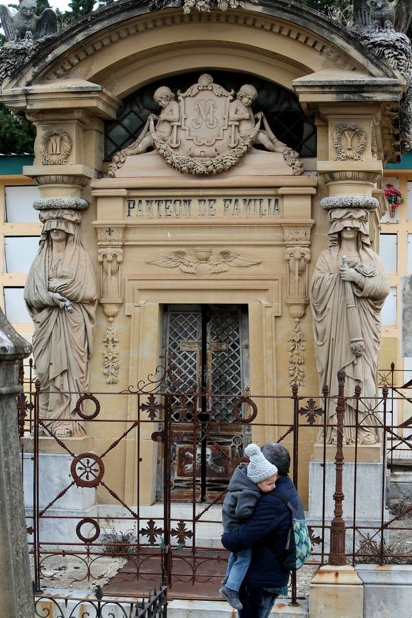 El cementerio de Logroño vivió una poco habitual abundante asistencia en el día de todos los santos 