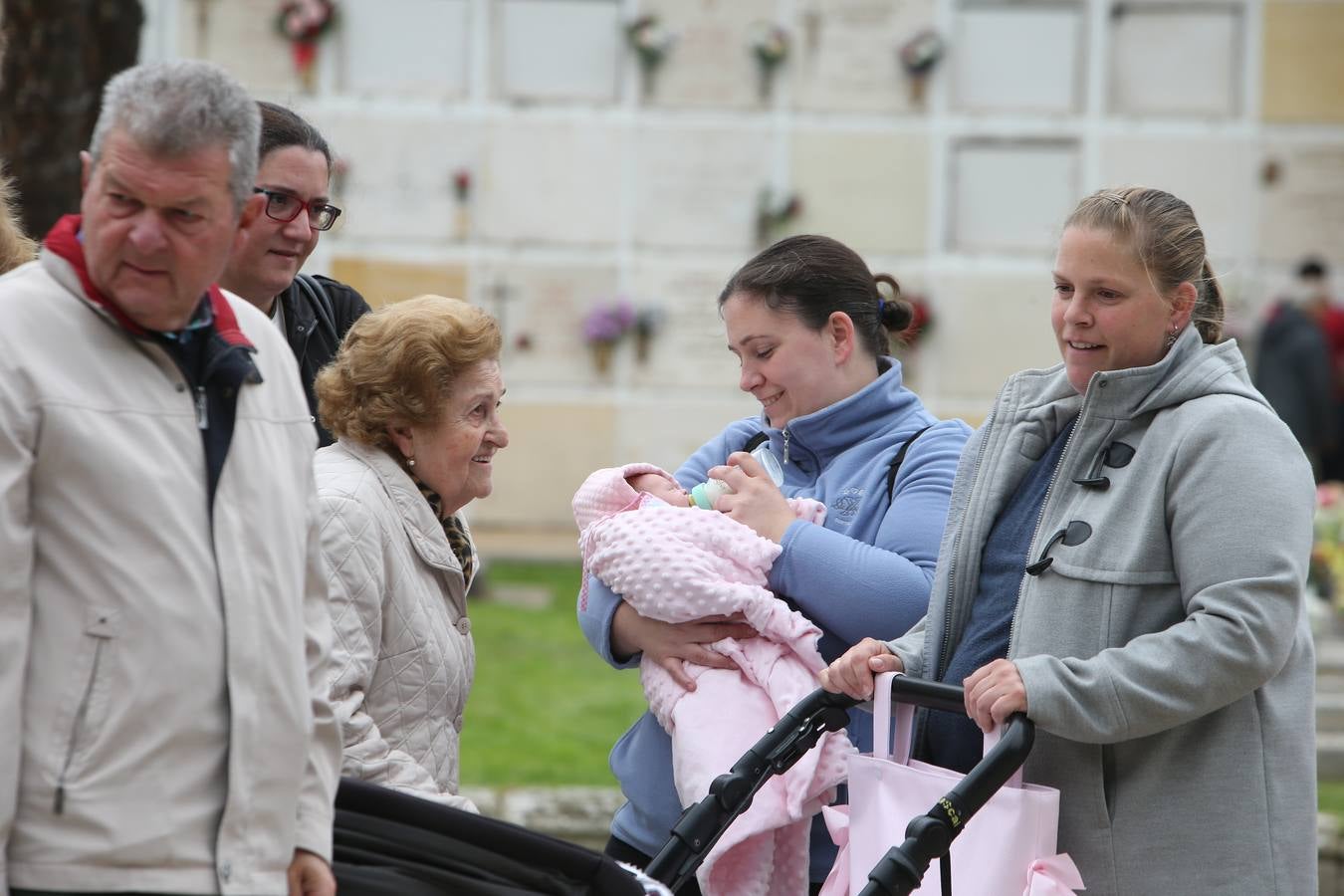 El cementerio de Logroño vivió una poco habitual abundante asistencia en el día de todos los santos 