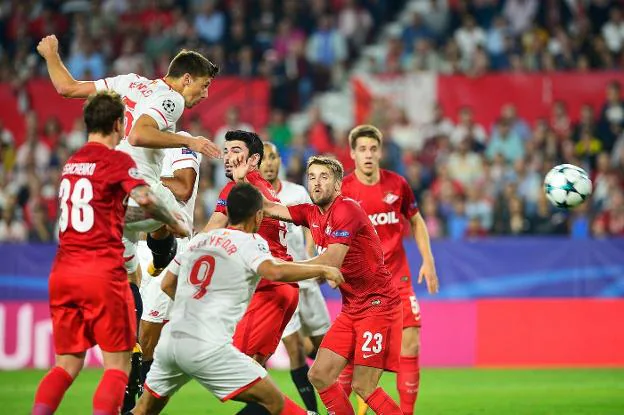 Lenglet cabecea el que sería el primer gol del Sevilla ayer. :: afp