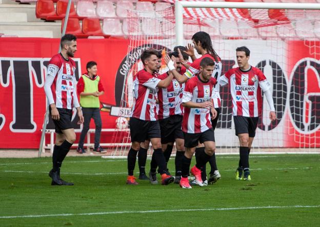 Los jugadores de la Sociedad Deportiva Logroñés celebran su primer gol, anotado por Herce. :: díaz uriel