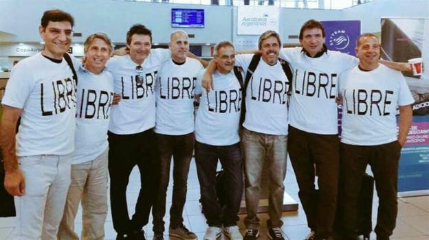 Los amigos argentinos se fotografiaron en el aeropuerto de Rosario antes de viajar a Nueva York para reunirse con el resto del grupo. :: efe