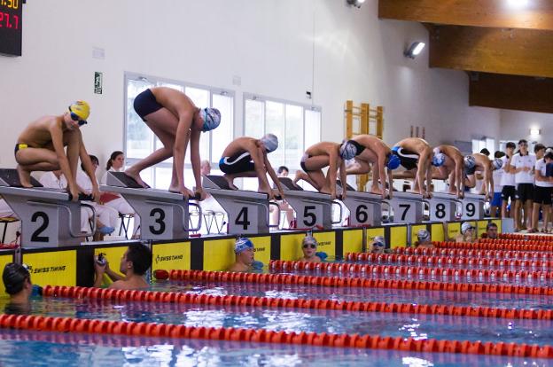 Imagen de la piscina del Adarraga, con un grupo de nadadores en plena competición. :: fernando díaz