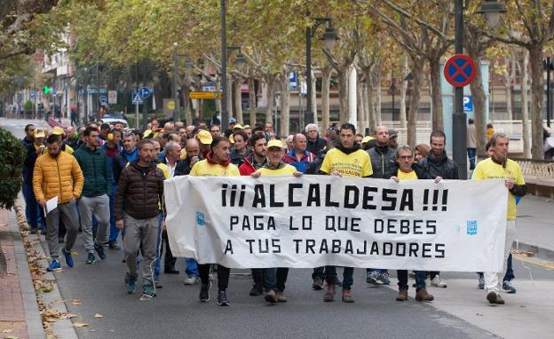 Nueva concentración por las calles de Logroño, ayer, de los funcionarios municipales. :: díaz uriel