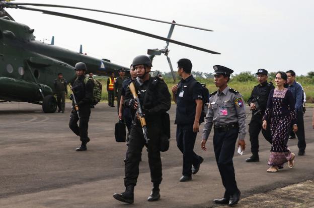 Suu Kyi aterrizó en un helicóptero militar en el aeropuerto de Sittwe, capital de Rakáin, el epicentro del conflicto. :: KHINE HTOO MRATT / afp