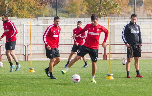 Sergio Rodríguez observa a Miguel Santos en la conducción del balón, durante un ejercicio en la sesión de ayer. :: fernando díaz
