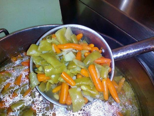 Cazuela de verduras en un comedor escolar. :: L. R.