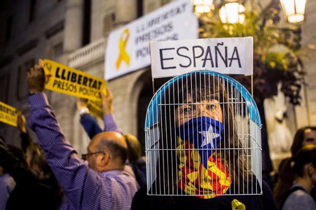 Manifestación ayer en Barcelona para pedir la excarcelación de los exconsejeros y los 'jordis'. :: efe 