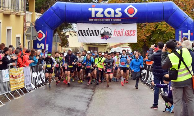   Salida. Medrano acogió la salida y la meta de la carrera de montaña