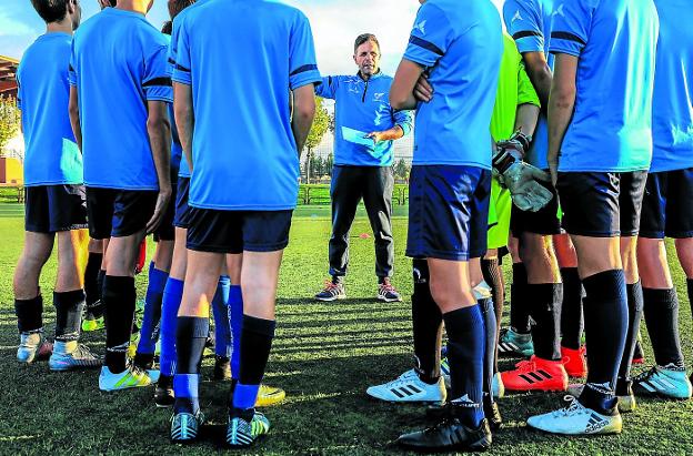 El director deportivo del Comillas, Miguel Ángel Caro, da instrucciones a sus jugadores del Comillas.:: Iñaki Andrés