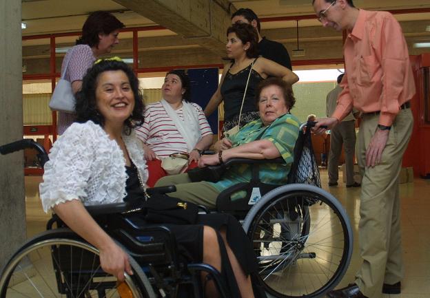 Mujeres afectadas de esclerosis multiple, durante une encuentro en Vitoria. :: montes
