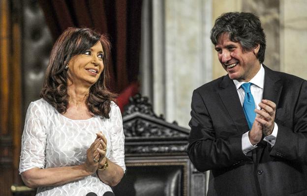 Imagen de archivo de la entonces presidenta de Argentina Cristina Fernández con su vicepresidente, Amado Boudou. :: JUAN MABROMATA/ afp