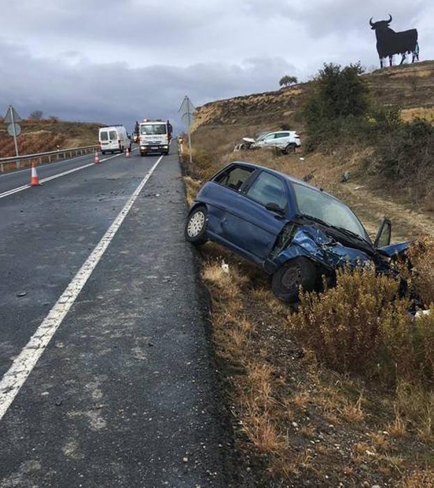 Coches implicados en el accidente en la recta en cuesta que enlaza Torremontalbo y el cruce de San Asensio. 