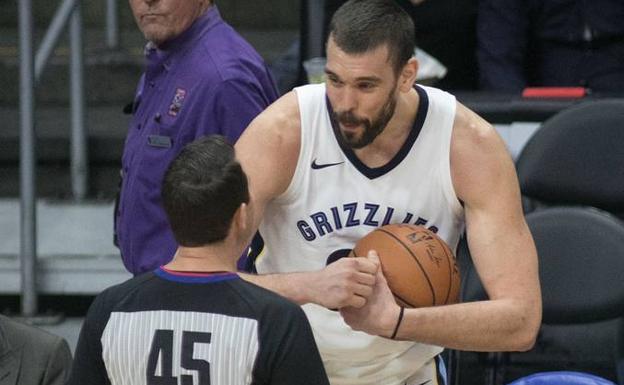 Marc Gasol habla con el árbitro. 