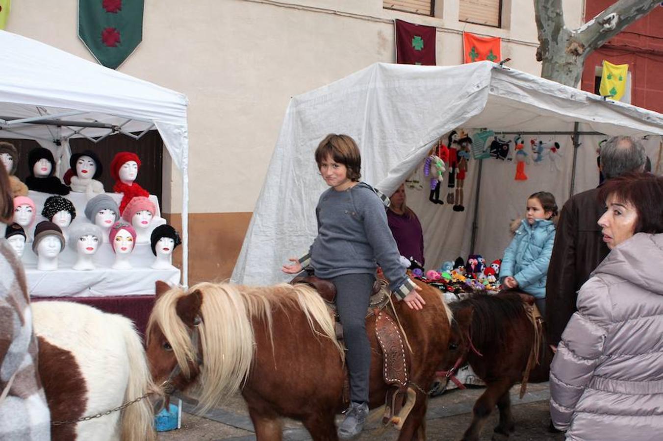 Mucho público en Alesón con motivo de la celebración del mercado medieval y el festival de la castaña asada.