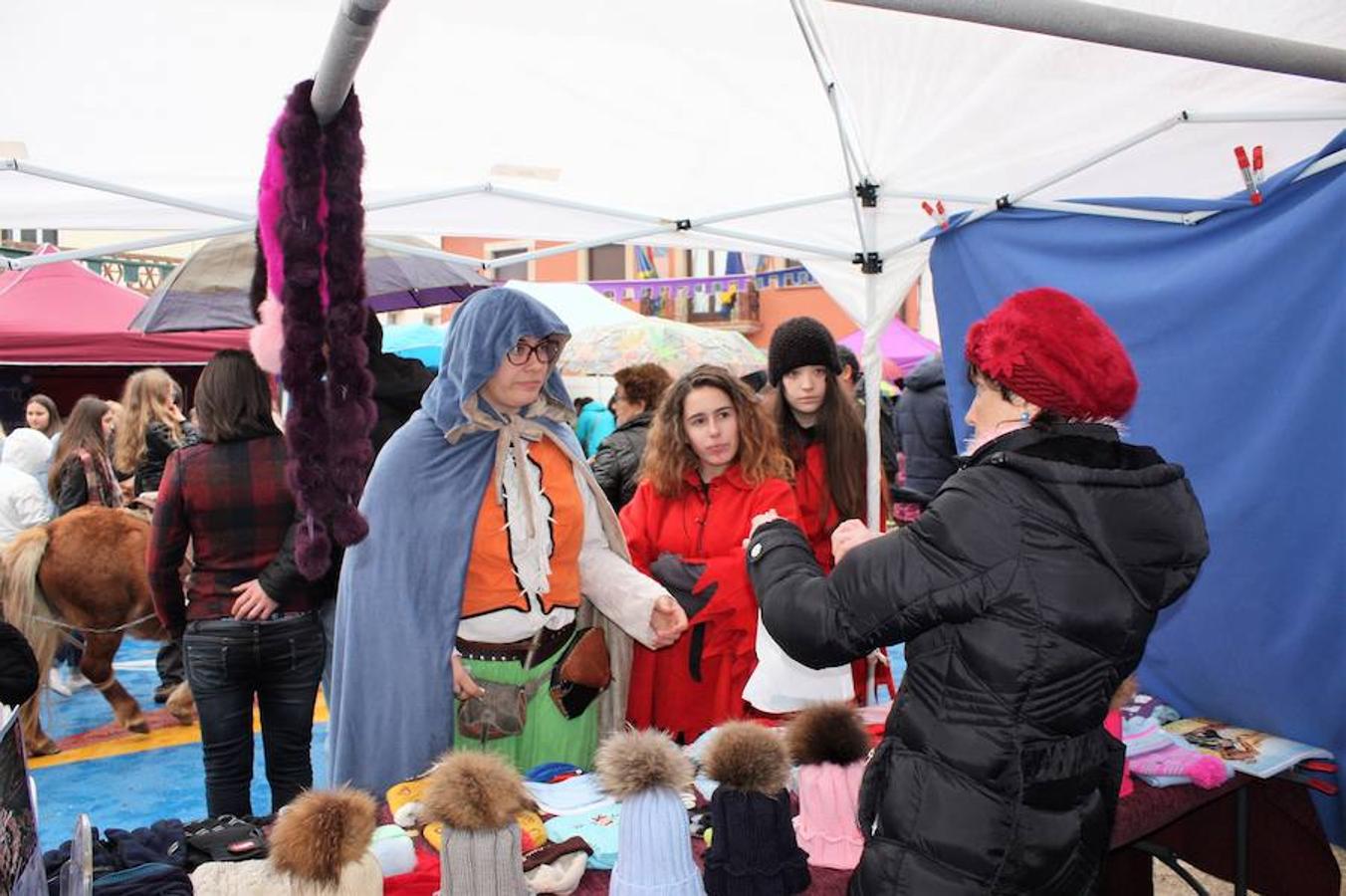 Mucho público en Alesón con motivo de la celebración del mercado medieval y el festival de la castaña asada.