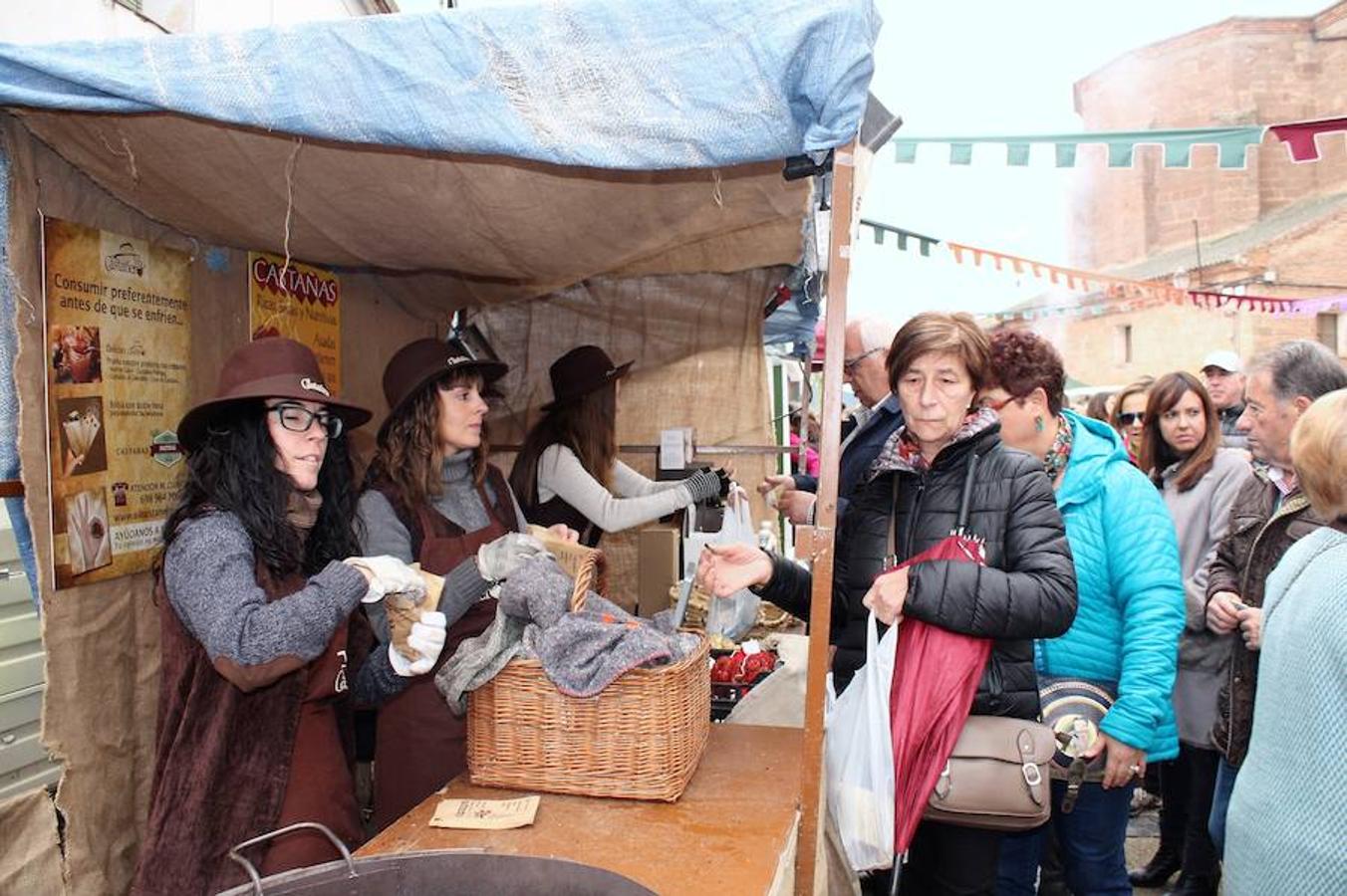 Mucho público en Alesón con motivo de la celebración del mercado medieval y el festival de la castaña asada.