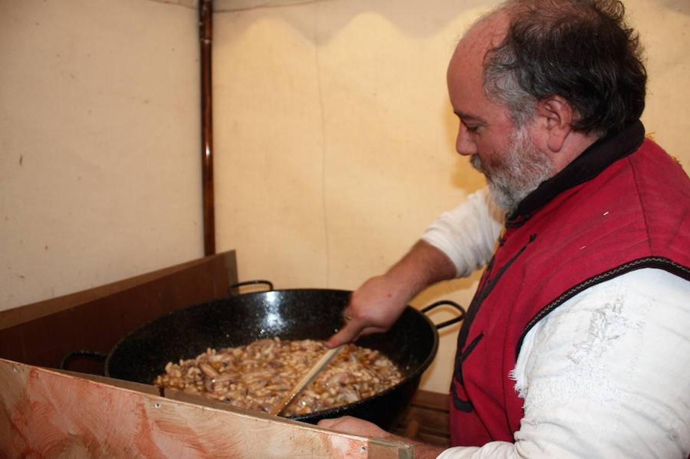 Mucho público en Alesón con motivo de la celebración del mercado medieval y el festival de la castaña asada.