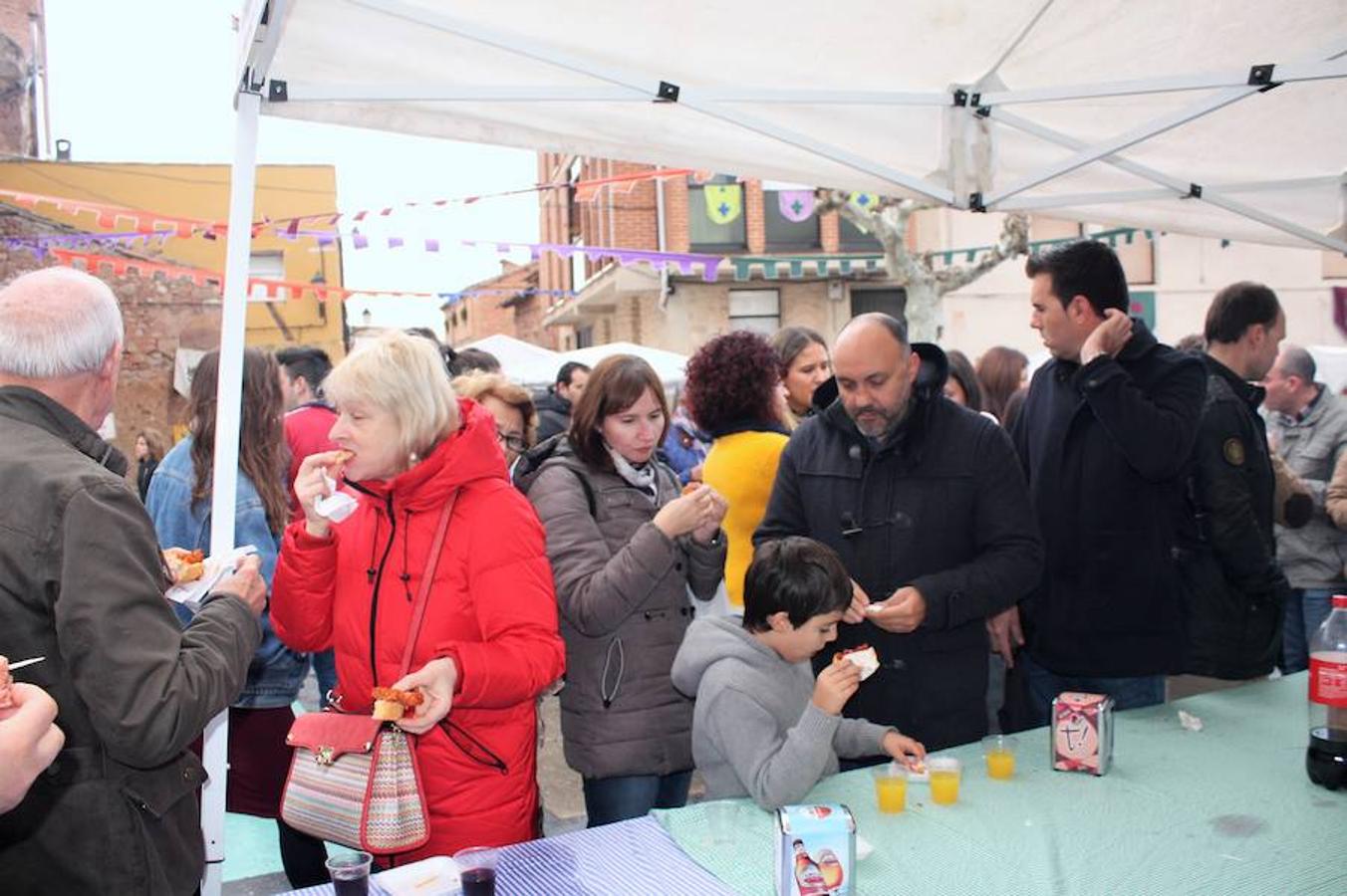 Mucho público en Alesón con motivo de la celebración del mercado medieval y el festival de la castaña asada.