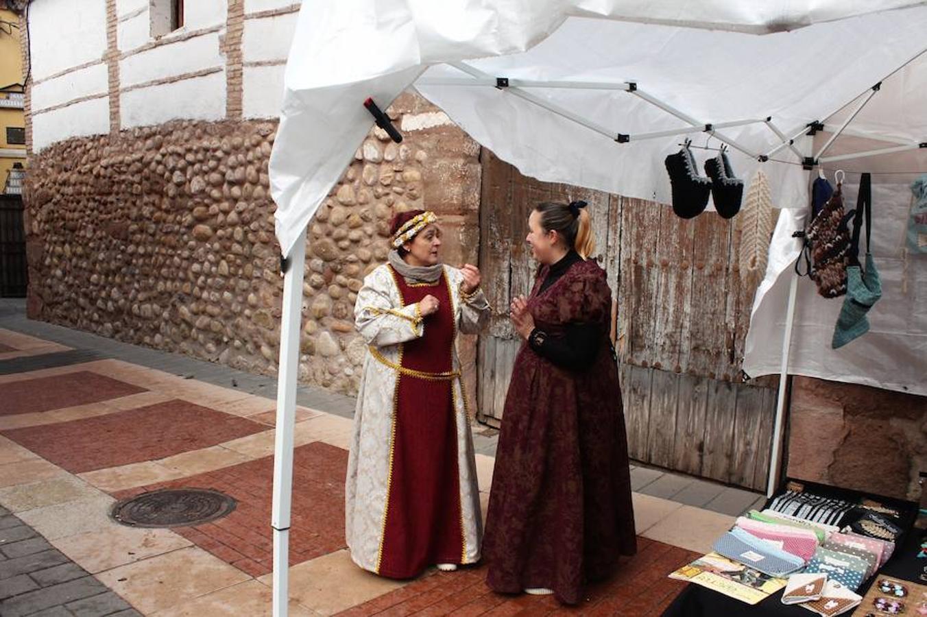 Mucho público en Alesón con motivo de la celebración del mercado medieval y el festival de la castaña asada.