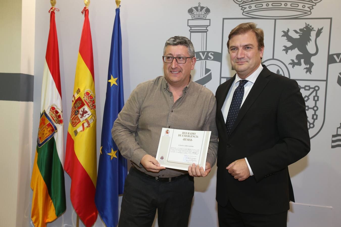 Siete de los voluntarios han sido reconocidos esta tarde en la Delegación del Gobierno que acaban de cumplir 30 años de pertenencia a la REMER