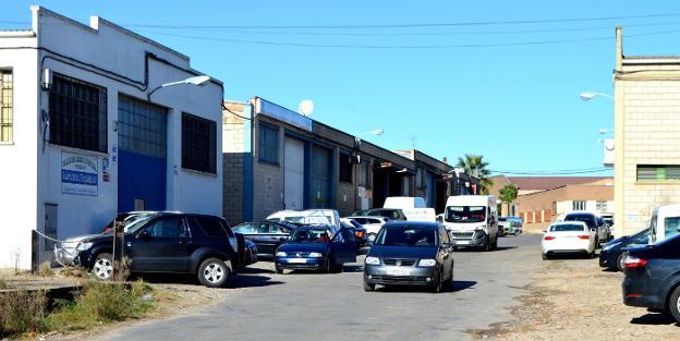 Zona industrial de la calle de La Algarrada en la que el Ayuntamiento va a actuar. :: 