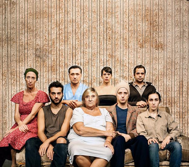 Miriam Odorico (Memé), Diego Faturos (Damián), Jorge Castaño (el médico), Cristina Maresca (la abuela), Inda Lavalle (Verónica), Fernando Sala (Marito), Gonzalo Ruiz (Hernán) y Tamara Kiper (Gabi) en 'La omisión de la familia Coleman'. :: 