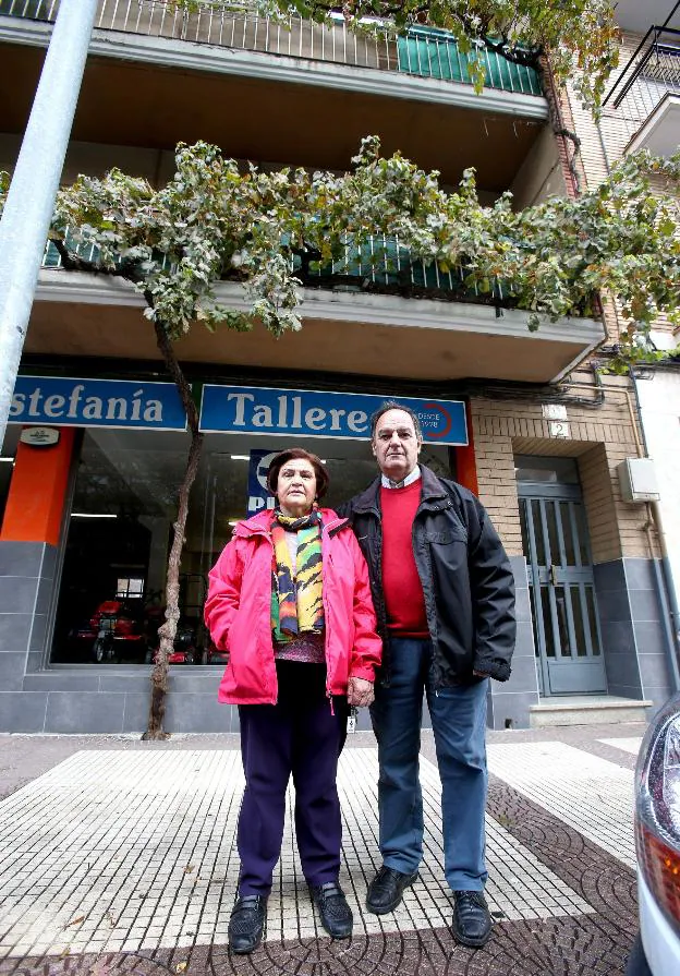 María José Casado y Carmelo Estefanía posan junto a la parra. :: 