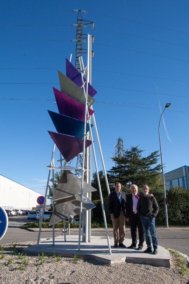 Pedro Revuelta, José Olarte, antiguo director General de MASA y el artista, junto a la escultura