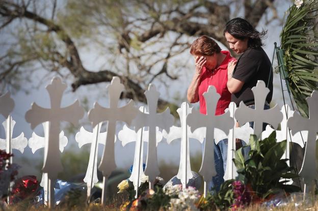 Dos mujeres visitan un monumento que recuerda a las 26 víctimas. :: scott olson / afp