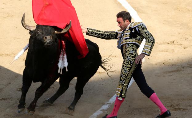 El torero Enrique Ponce, durante una faena.