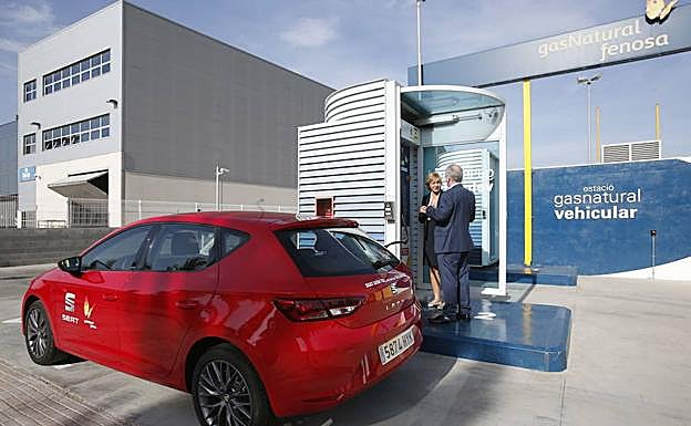 Un vehículo preparado para realizar un repostaje en una estación de gas.
