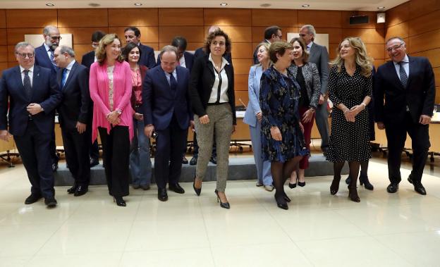 La ministra de Sanidad, Dolors Montserrat, junto con los consejeros. :: Kiko Huesca / Efe