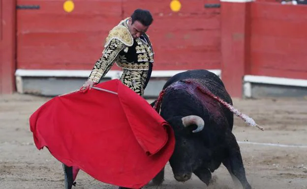 El diestro Enrique Ponce, durante una corrida en Lima (Perú).