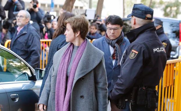 Joan Josep Nuet (2d) y Anna Simó (2i), dos de los miembros de la Mesa del Parlament, a su llegada al Tribunal Supremo.