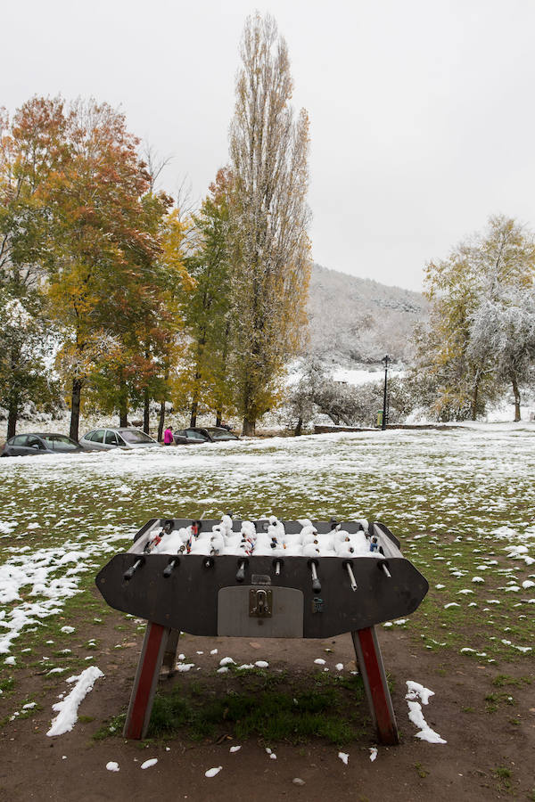 La nieve empieza a dominar el terreno y a rodear el valle riojano. La Rioja empieza a lucir un manto blanco muy esperado dada la sequía reinante en el campo. «La nieve es la sangre de la tierra», dicen los veteranos que viven en las zonas rurales de montaña