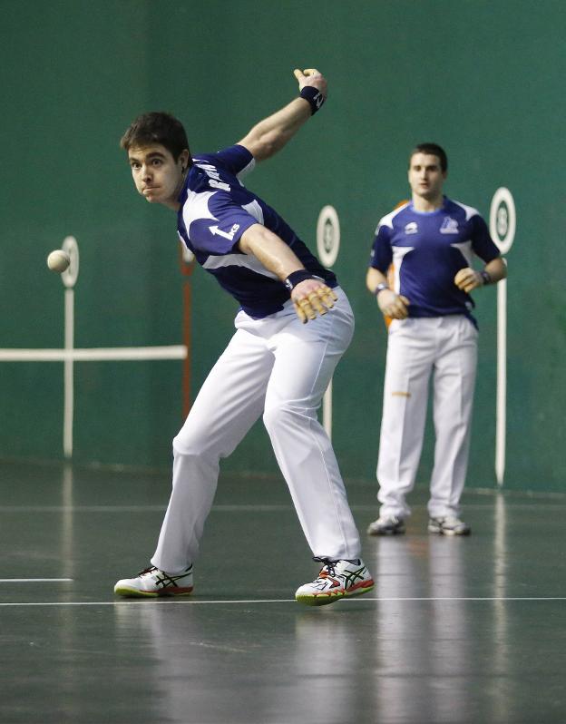 Iker Irribarria ataca a la pelota con su mano derecha. :: 