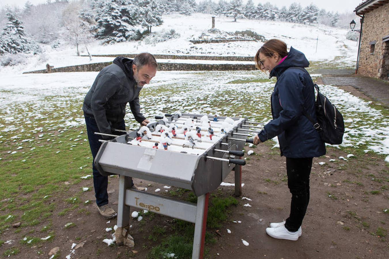 La nieve empieza a dominar el terreno y a rodear el valle riojano. La Rioja empieza a lucir un manto blanco muy esperado dada la sequía reinante en el campo. «La nieve es la sangre de la tierra», dicen los veteranos que viven en las zonas rurales de montaña