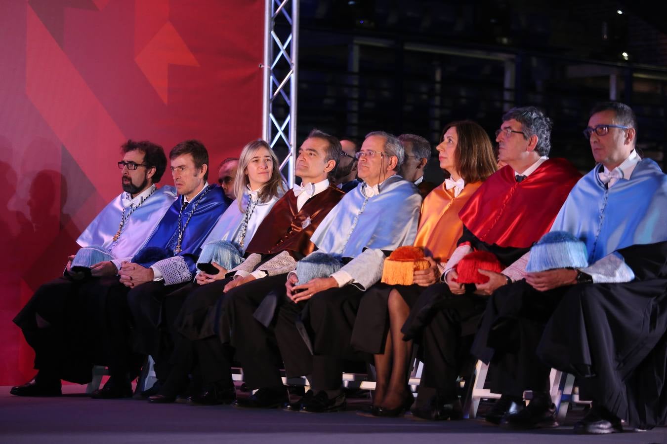 Este viernes se ha celebrado el acto de graduación conjunta de los titulados de la Universidad de La Rioja que concluyeron sus estudios en el curso académico 2016/2017, que se ha desarrollado en el Palacio de Deportes