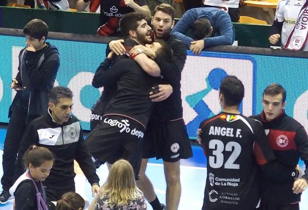 Los jugadores del Ciudad de Logroño se abrazan tras ganar en la Catedral al Anaitasuna. :: m.s.
