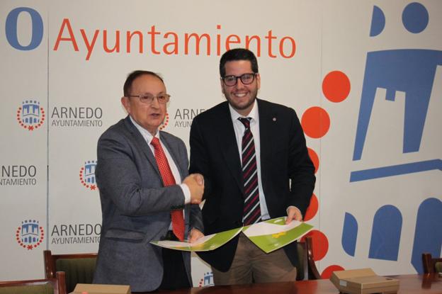 José María Ruiz-Alejos y Javier García firmaron ayer el convenio entre Cámara y Ayuntamiento. :: 