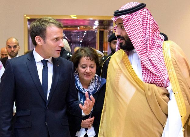 Emmanuel Macron conversa con el príncipe heredero Mohamed Bin Salman en su visita a Riad. ::  afp