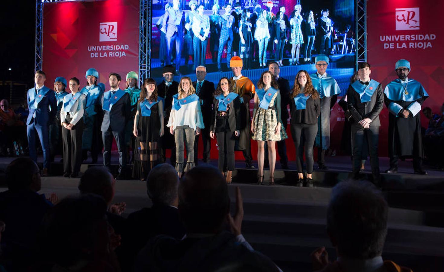 Medio millar de estudiantes de la Universidad de La Rioja celebró el viernes una multitudinaria graduación que coincidió con el 25 aniversario de la institución de enseñanza y que se celebró en el Palacio de los Deportes