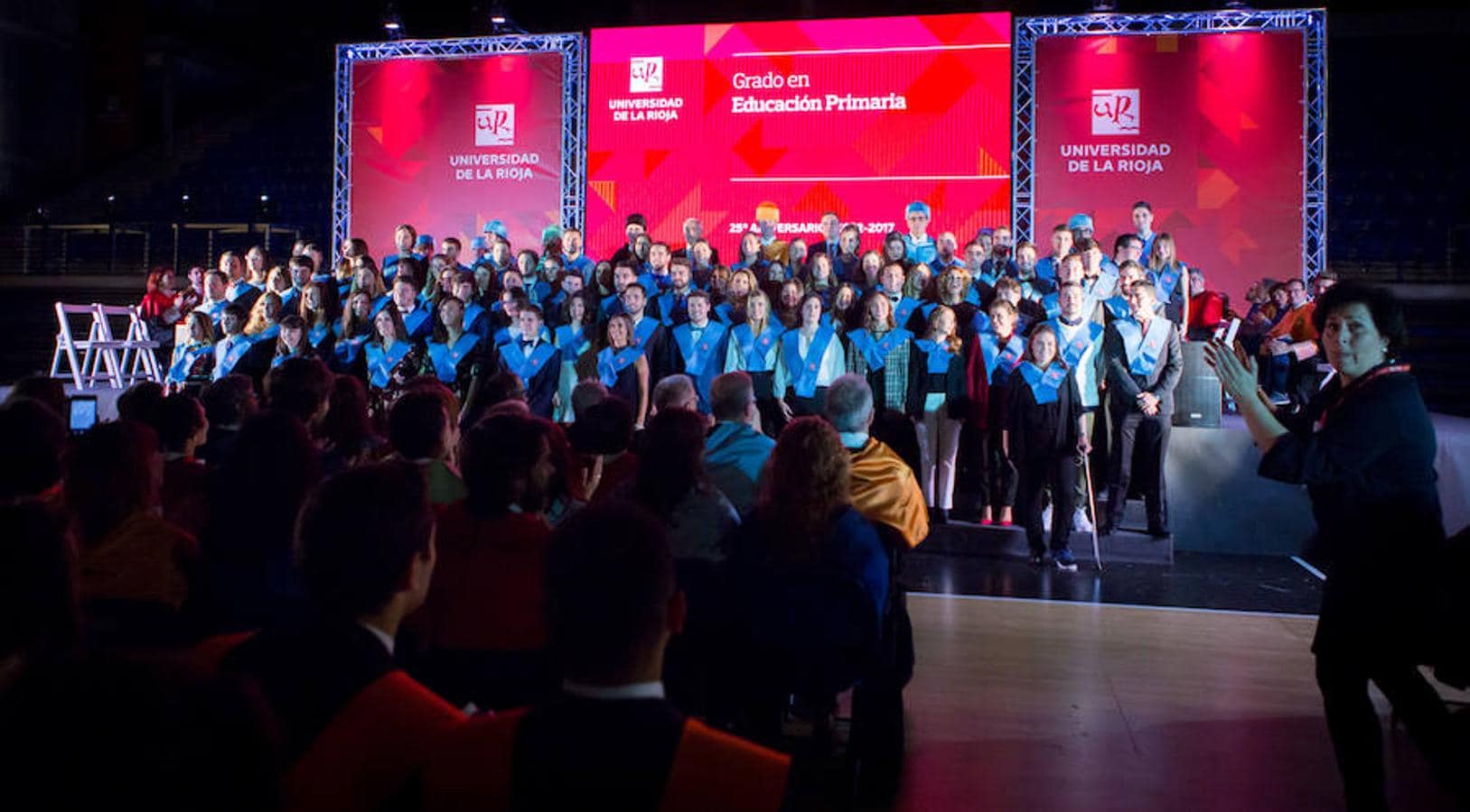 Medio millar de estudiantes de la Universidad de La Rioja celebró el viernes una multitudinaria graduación que coincidió con el 25 aniversario de la institución de enseñanza y que se celebró en el Palacio de los Deportes