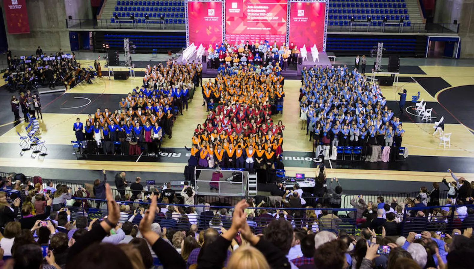 Medio millar de estudiantes de la Universidad de La Rioja celebró el viernes una multitudinaria graduación que coincidió con el 25 aniversario de la institución de enseñanza y que se celebró en el Palacio de los Deportes