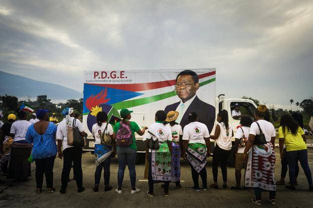 Obiang creó el PDGE en 1987 y dos años después se presentó como canidato único a unos comicios presidenciales en los que arrasó con un 99,8% de los votos. :: mario cruz / efe