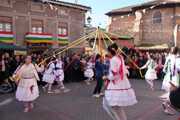 El grupo de danzas 'Virgen del Patrocinio' deleitó al público. :: 